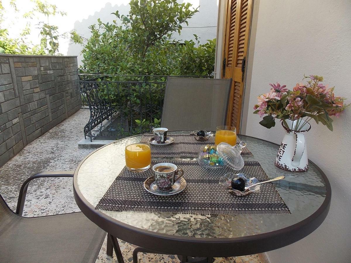 Kentia Apartment